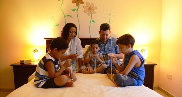 familia_rezando